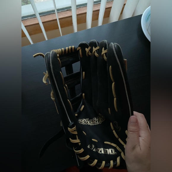 Mizuno Baseball Glove - Picture 1 of 5